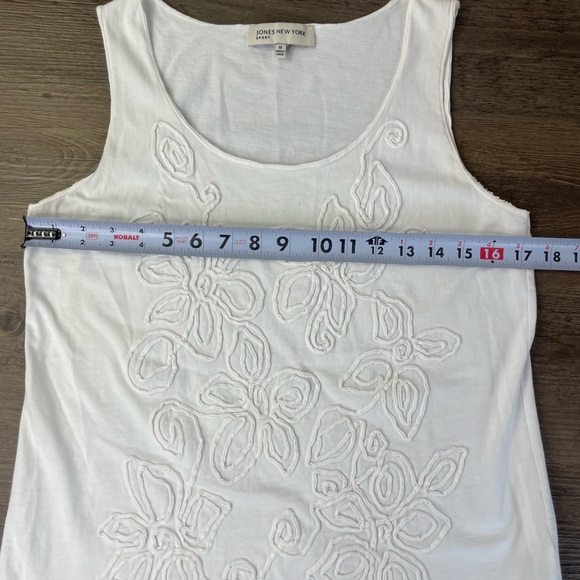 Jones New York Women’s White Floral Rosette Tank Top, size Medium - Picture 6 of 8